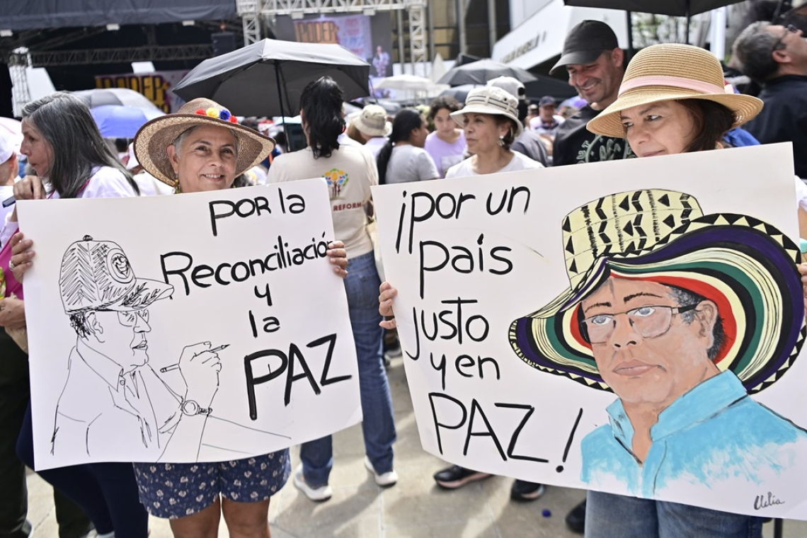 El abrazo de la reconciliación, la política del amor