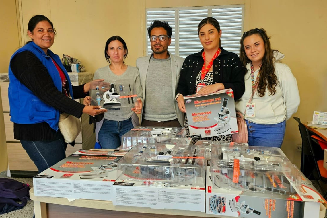 80 microscopios para 16 Instituciones Educativas de Suba
