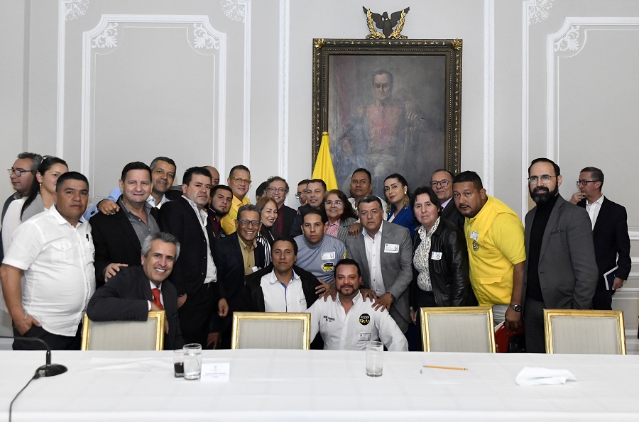 Gobierno y taxistas acuerdan tarifa diferencial en la gasolina